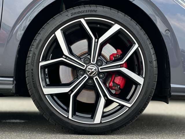 ●メーカーオプションSportSelectパッケージ（215/40 R18タイヤ/7.5Jx18 アルミホイール/SportSelectシャシー付スポーツパフォーマンスキット）