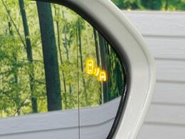 【ブラインドスポットモニター】走行中、ドアミラーの死角になりやすい箇所に後続車が接近するとサイドミラーのレンズに警告を表示！ドライバーに注意喚起をしてくれます。