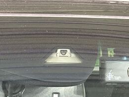 【ホンダセンシング】走行中に前方の車両等を認識し、衝突しそうな時は警報とブレーキで衝突回避と被害軽減をアシスト。より安全にドライブをお楽しみいただけます。