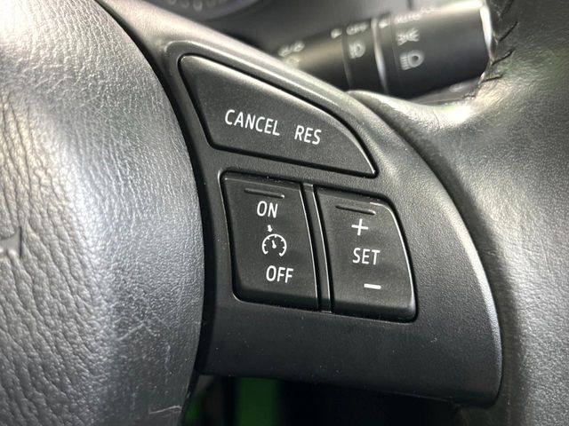 【クルーズコントロール】高速道路もラクラク走行。アクセルを離しても一定速度で走行ができ、長距離運転時の負担を軽減！加速・減速も簡単なスイッチ操作で調整できます。
