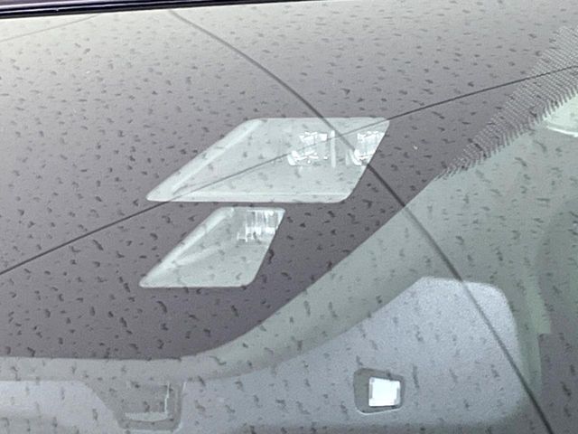 【i-ACTIVESENSE】走行中に前方の車両等を認識し、衝突しそうな時は警報とブレーキで衝突回避と被害軽減をアシスト。より安全にドライブをお楽しみいただけます。