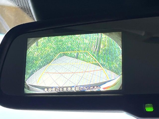 【バックカメラ】駐車時に後方がリアルタイム映像で確認できます。大型商業施設や立体駐車場での駐車時や、夜間のバック時に大活躍！運転スキルに関わらず、今や必須となった装備のひとつです！