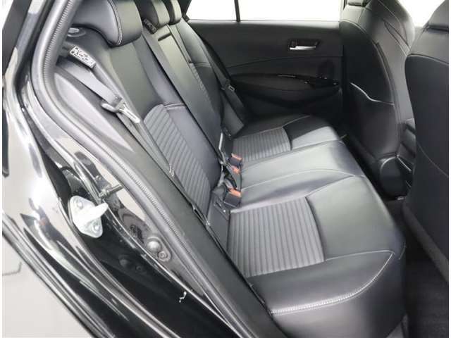 ＜車内＞お友達と一緒に行くお買い物でも、荷室があるので、帰りもゆったり帰れそうですね。お子様と一緒のお出掛けでも役立ちそうです。
