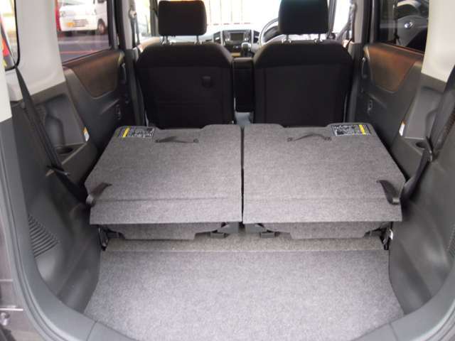 更にリアシートを倒せば荷室も広々