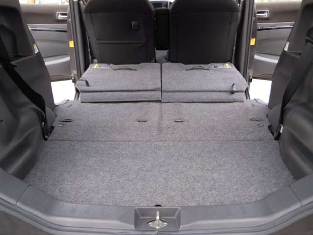 更にリアシートを下部に収納すれば、フラットになり荷室も広々
