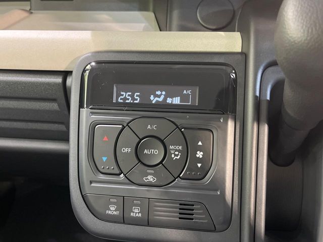 【オートエアコン】一度お好みの温度に設定すれば、車内の温度を検知し風量や温度を自動で調整。暑い…寒い…と何度もスイッチ操作をする必要はありません。快適な車内空間には必須の機能ですね♪