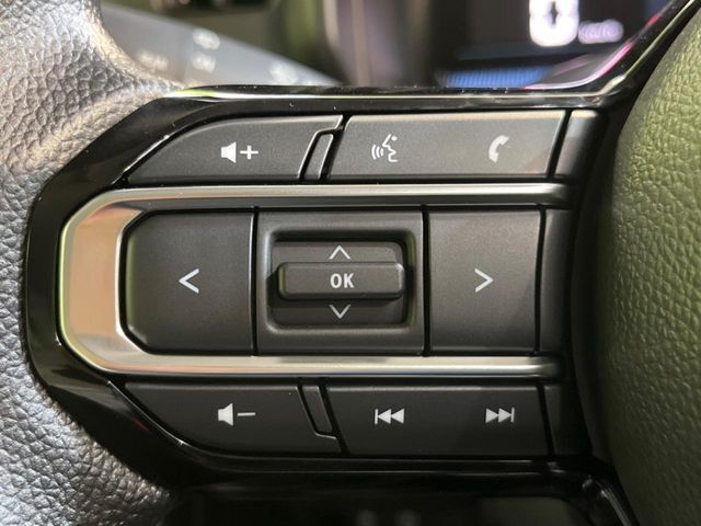 【ステアリングスイッチ】運転中、前方から目線をそらすことなく、オーディオ等の操作が可能な便利機能！安心＆快適なドライブを演出してくれます♪