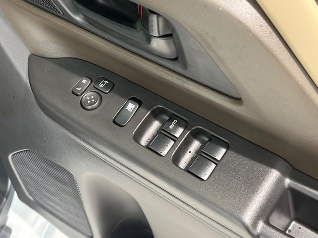 【電動格納ミラー】サイドミラーは電動格納式となっており、狭い駐車場でもキズがつくリスクを抑えられます。