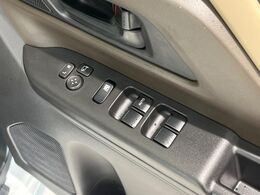 【電動格納ミラー】サイドミラーは電動格納式となっており、狭い駐車場でもキズがつくリスクを抑えられます。