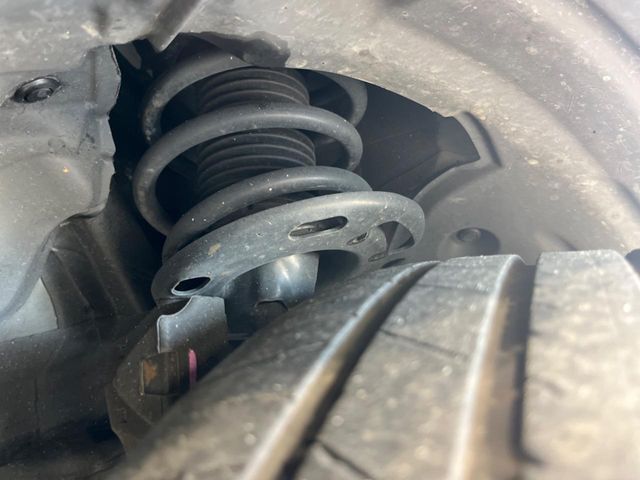 お車を安心してお乗りいただく為には、足回りの定期点検が欠かせません。サービスサポート（有償保証）では無料点検もご提供しており、安心のカーライフをお過ごしいただけるサポート体制が整っています。