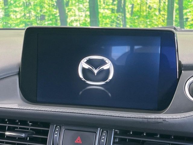 【8インチマツダコネクト】車内の雰囲気にマッチした大型のディスプレイ。スマホ接続でのナビ使用やBluetooth再生等、様々な機能が楽しめます。直感的なダイヤル操作が可能で、使い勝手も良好です。