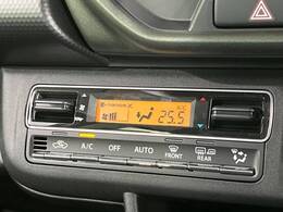【オートエアコン】一度お好みの温度に設定すれば、車内の温度を検知し風量や温度を自動で調整。暑い…寒い…と何度もスイッチ操作をする必要はありません。快適な車内空間には必須の機能ですね♪