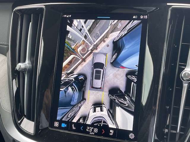 【360°ビューカメラ】4台の高解像度カメラで360度の鳥瞰図を表示。隣の車や壁、死角にある障害物などを画面で確認できるため、狭いスペースでの駐車・出入りも安心です。
