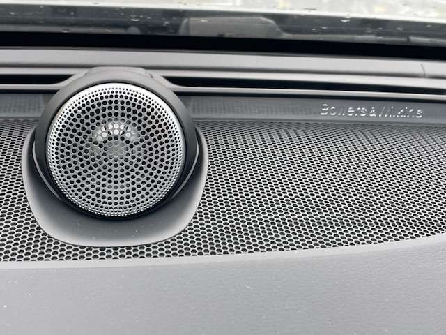 【Bowers ＆ Wilkins】Bowers ＆ WilkinsのHi-Fiスペシャリストと共に、モデル別に開発・設計された専用チューニングが臨場感溢れる音響空間を実現しています。
