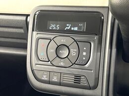 【オートエアコン】一度お好みの温度に設定すれば、車内の温度を検知し風量や温度を自動で調整。暑い…寒い…と何度もスイッチ操作をする必要はありません。快適な車内空間には必須の機能ですね♪