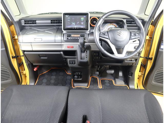 コンテナを思わせるマッチョなデザイン！アウトドアユースでも映えること間違いなしの運転空間です！