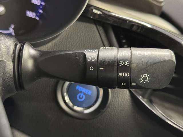 【運転席】座り心地が良いシートなので長時間の運転でも快適にお過ごしいただけます。新品のフロアマットのご注文も可能です。掲載箇所以外にご希望の写真がございましたらお気軽にお問い合わせ下さい。