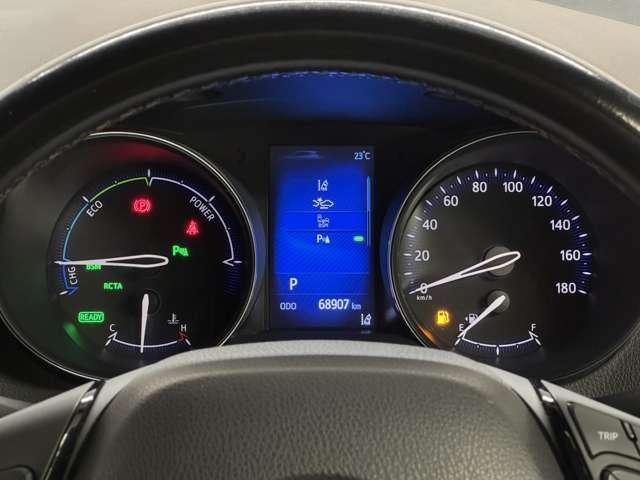 【メーターまわり】ドライバーから見やすい位置にあって安全運転に寄与します。メーターも見やすくてシンプルなデザインになっております。