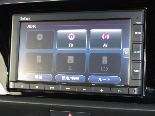 ナビゲーションはギャザズメモリーナビ（VXM-205Ci）を装着しております。AM、FM、CD、Bluetoothがご使用いただけます。初めて訪れた場所でも安心ですね！