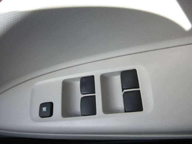 パワーウインドウスイッチ。運転席にいながら窓の開け閉めのコントロールができますよ。