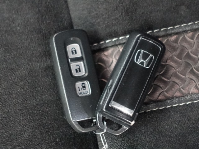スマートキーは、かばんやポケットに携帯するだけで、ドアの開け閉め・エンジンの始動が可能です。荷物が多くて手がふさがっている時などとても便利です。