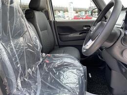 【運転席】座り心地が良いシートなので長時間の運転でも快適にお過ごしいただけます。新品のフロアマットのご注文も可能です。掲載箇所以外にご希望の写真がございましたらお気軽にお問い合わせ下さい。