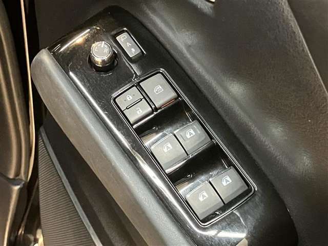 電動格納式ミラー・パワーウインドウを装備しています。