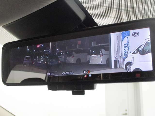 車両後方のカメラ映像をミラー面に映し出すインテリジェントルームミラー、社内の状況や天候などに影響されずにクリアな後方視界が得られます。