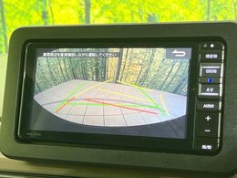 【バックカメラ】駐車時に後方がリアルタイム映像で確認できます。大型商業施設や立体駐車場での駐車時や、夜間のバック時に大活躍！運転スキルに関わらず、今や必須となった装備のひとつです！