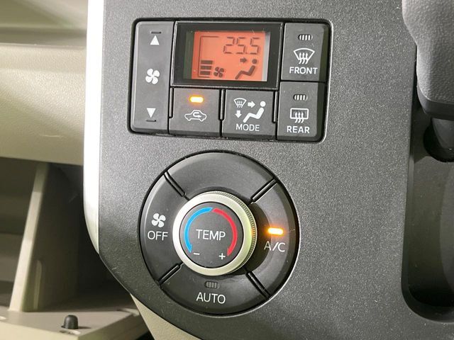 【オートエアコン】一度お好みの温度に設定すれば、車内の温度を検知し風量や温度を自動で調整。暑い…寒い…と何度もスイッチ操作をする必要はありません。快適な車内空間には必須の機能ですね♪