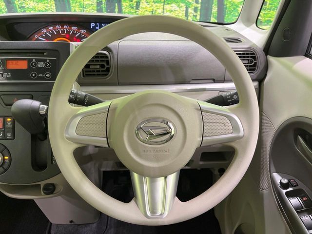 インテリアに合わせたデザインのステアリングは、運転される方のことも考え、運転しやすい形状、大きさです。是非一度、実際に触ってお確かめください。