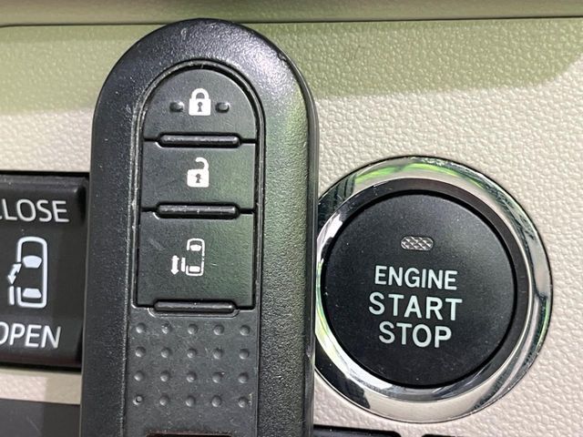 【キーフリーシステム】カバンやポケットに入れたままでもドアの施錠・解錠が可能なスマートキーを装備。エンジンのオン・オフ時もカギを取り出す必要が無いからとっても便利です♪