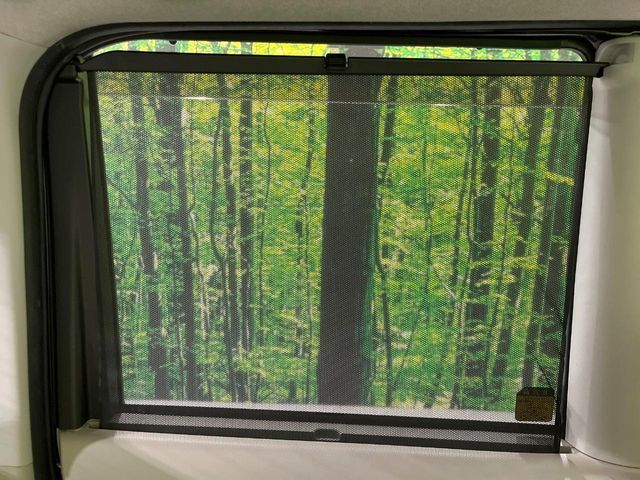 【ロールシェード】日差しや車外からの光が眩しいときにサッと引き出して使える、ロール格納タイプのサンシェードを装備。後席に乗ったお子様がウトウトしだした時など、ぜひご活用ください♪