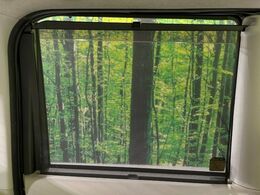 【ロールシェード】日差しや車外からの光が眩しいときにサッと引き出して使える、ロール格納タイプのサンシェードを装備。後席に乗ったお子様がウトウトしだした時など、ぜひご活用ください♪
