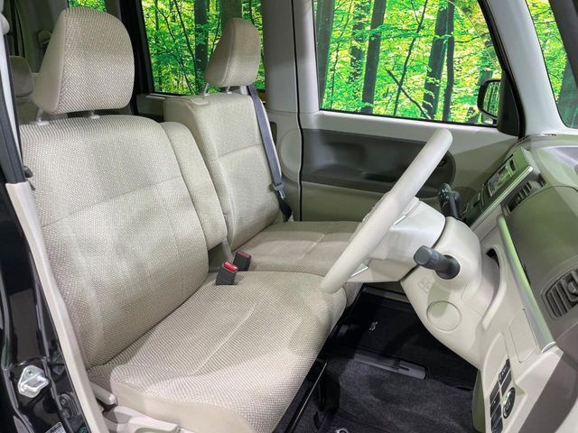 運転席シート廻りは使用感も少なく、良好な状態となっています。丁寧に使われていたことがよくわかりますね。