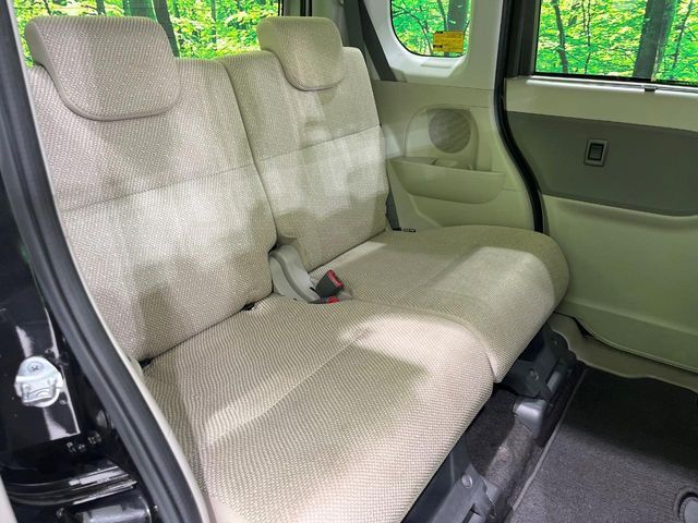 後部座席も気になるようなキズ・汚れやへたり等、大きなダメージはなく、良好な状態です。