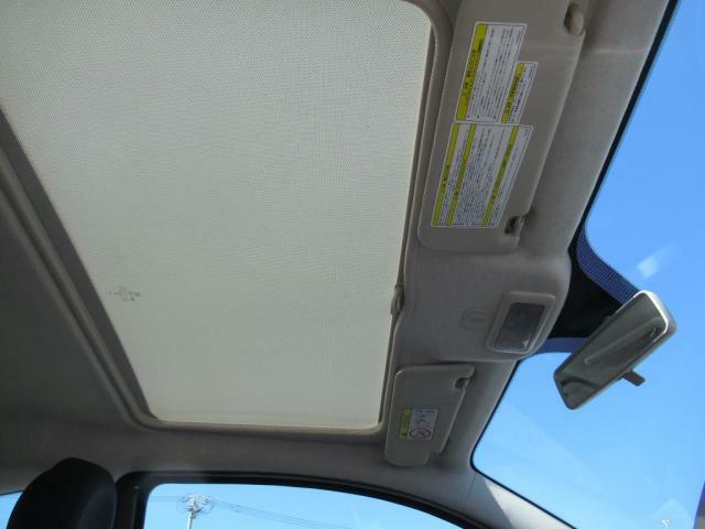 解放感溢れるガラスルーフで車内には太陽の光が差し込みます　サンシャード付です