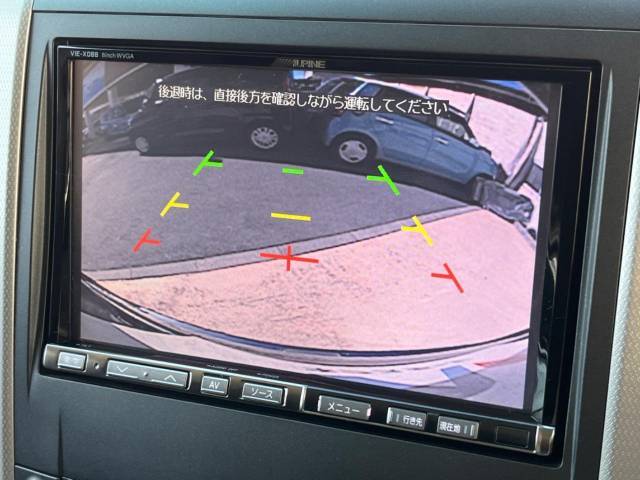 【バックカメラ】駐車時に後方がリアルタイム映像で確認できます。大型商業施設や立体駐車場での駐車時や、夜間のバック時に大活躍！運転スキルに関わらず、今や必須となった装備のひとつです！