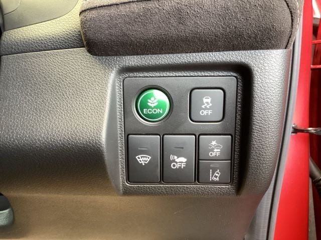 ECONスイッチ操作でエンジンやミッション、エアコンなどを総合的に制御、燃費をよくするようクルマが頑張ります。