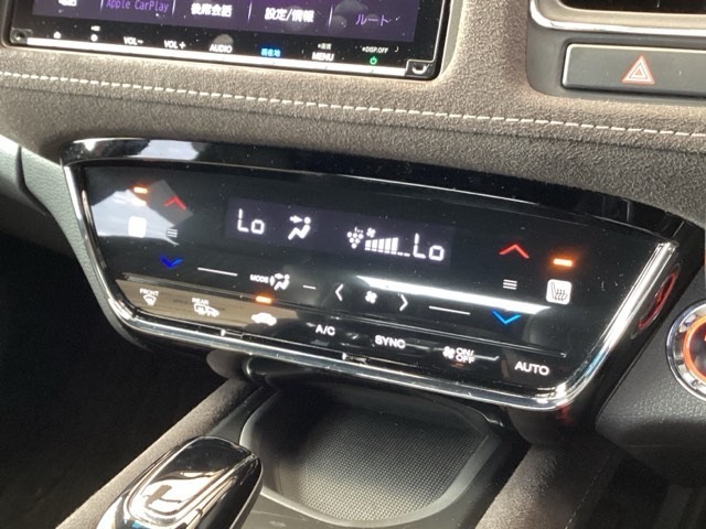 フルオートエアコンは希望の温度設定で風の温度も風量も自動調整で年中快適です。