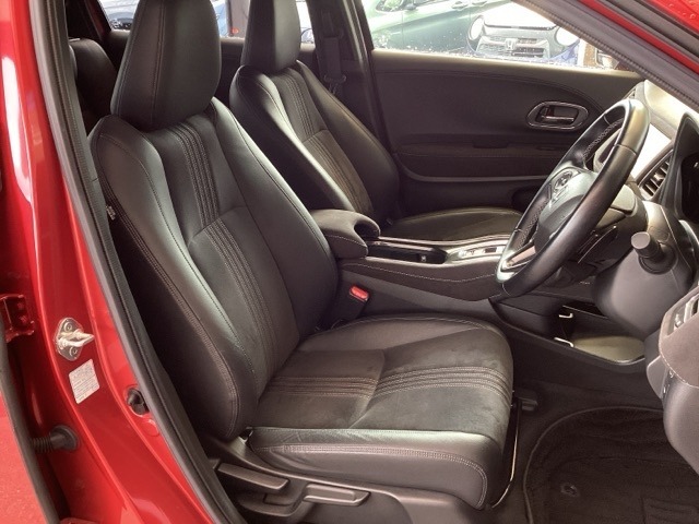 フロントはゆったり座れるセパレートシートです。