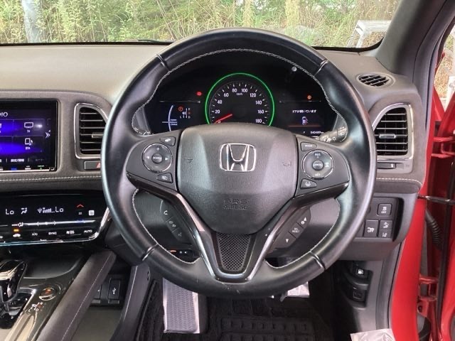 手になじむ感覚のステアリングです。さわり心地、デザイン性、操作性にこだわったアイテムです。