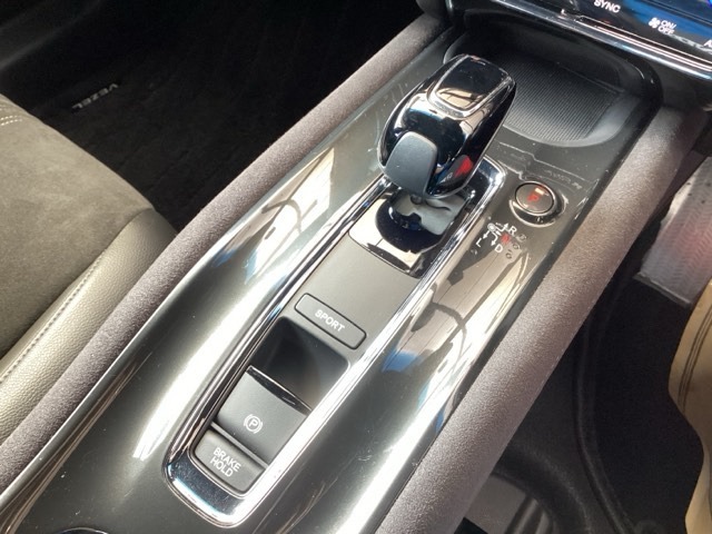 どのポジションにもワンアクションで操作できるフロアシフトに、パーキングブレーキは、電子制御パーキングブレーキです。