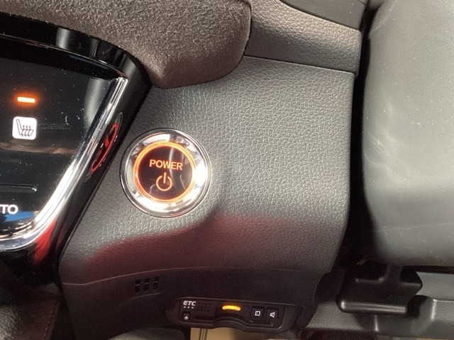 スマートキーシステム搭載ですので、ハンドル横のスイッチを押せば、エンジンスタート！