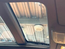 【サンルーフ】開放感たっぷりの希少装備、サンルーフが装着されています！車内に明かりを取り入れたり景色を楽しむ以外にも、車内の空気も簡単に換気できて快適です！