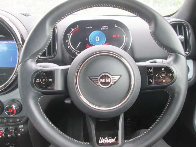 マルチファンクションステアリング装備。