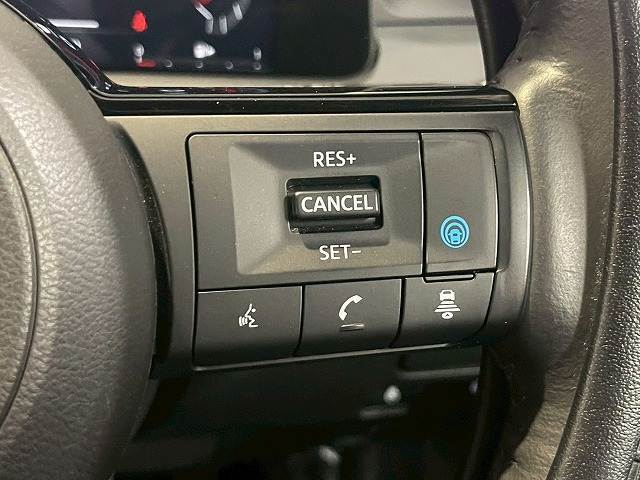 【プロパイロット】革新的かつ安心して使用できる高速道路の単一車線での運転支援技術です。渋滞走行と、長時間の巡航走行の2つ