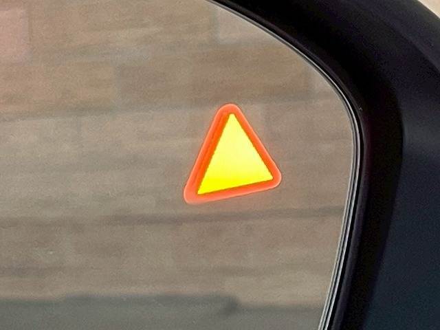 【ブラインドスポットモニター】搭載しております。隣の車線を走る車両をレーダーで検知し、死角エリアの車両の存在をお知らせし