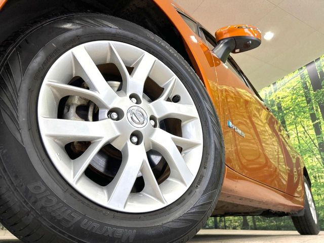 【純正15インチアルミホイール】外観にマッチした純正アルミホイールを装着しております。各種社外アルミホイールや、スタッドレスタイヤも取扱いしております。是非ご相談ください♪
