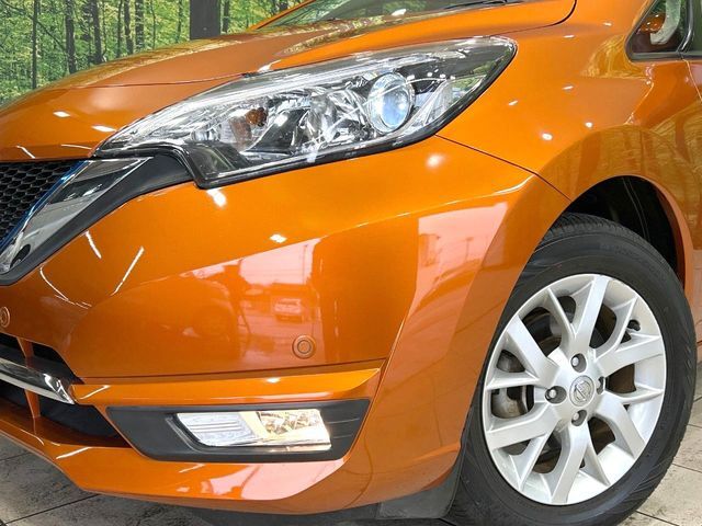【LEDヘッドライト】悪天候や夜間走行時も良好な視界を確保し安心して運転できる高輝度LEDヘッドライトを装備！点灯速度が早く、消費電力も抑えられています。